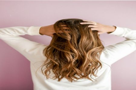 	چگونه مراقبت از موهای آسیب‌دیده را با محصولات طبیعی بهبود دهیم؟